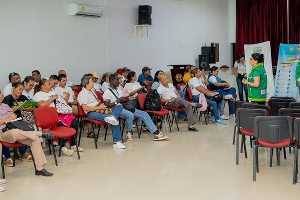 Las jornadas permitieron acercar información sobre rutas de atención, mecanismos de participación ciudadana y herramientas para que los usuarios conozcan y ejerzan sus derechos dentro del sistema de salud. Foto: Alcaldía de Ciénaga.