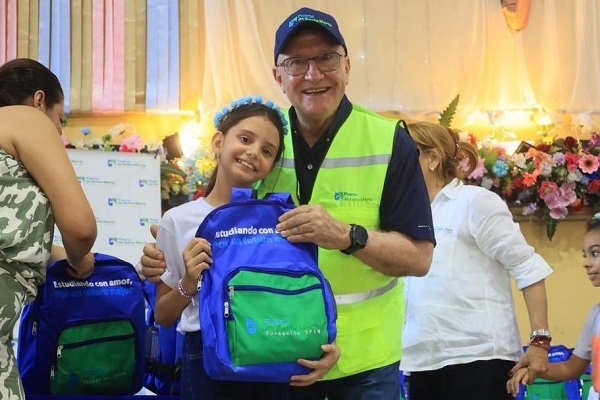 Ingeniero Domingo Chinea, presidente de la Sociedad Portuaria de Santa Marta, realizando la entrega de uno de los kits a una de las niñas de la Normal Superior María Auxiliadora. Foto derechos reservados EL INFORMADOR 
