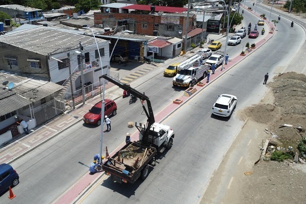 Vehículo de la entidad de alumbrado en el proceso de pruebas antes de terminar la instalación. Foto Alcadía 