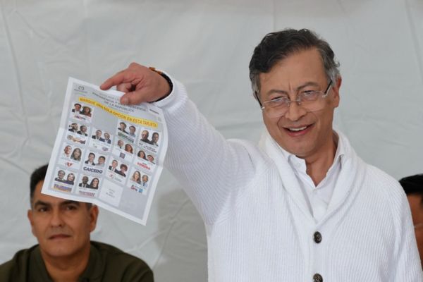 El presidente de Colombia Gustavo Petro muestra el tarjetón electoral del pasado domingo en Bogotá.. EFE/Mauricio Dueñas Castañeda