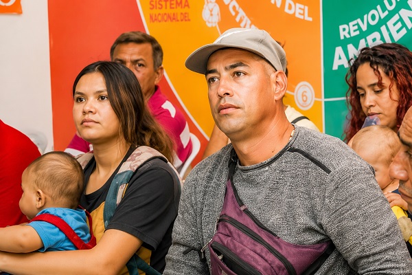 Imagen de referencia de una familia de migrantes refugiados en Colombia. Foto Gobernación 