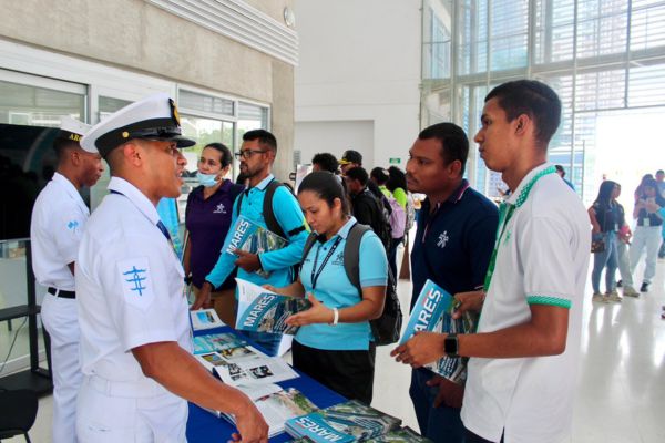 Niños y familias participaron en actividades educativas sobre la conservación de los océanos durante la jornada “Océanos de Puertas Abiertas” en Santa Marta. Foto: Dimar.