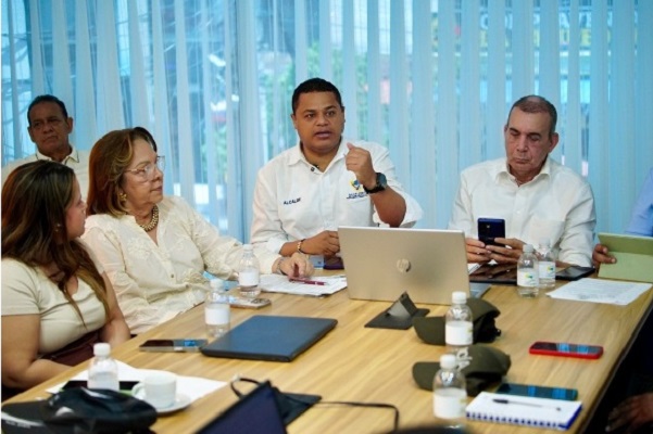 Genaro Redondo, alcalde del Riohacha interviniendo durante el desarrollo de la mesa técnica sobre disposición final de residuos sólidos en Riohacha. Foto la Guajira Hoy