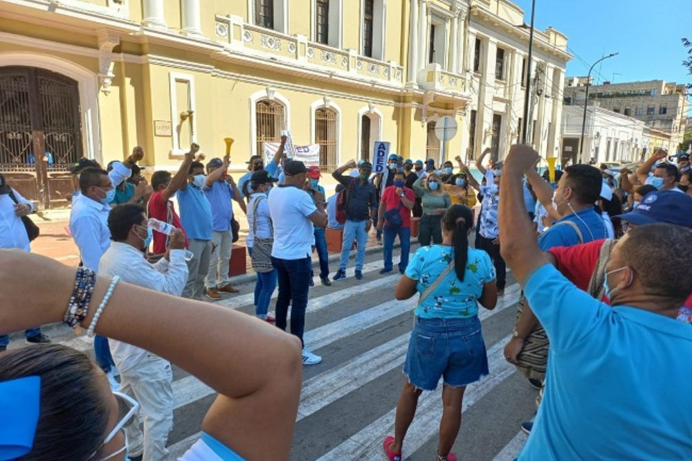 Docentes afiliados a Edumag realizaron plantones frente a la Alcaldía Distrital para exigir el pago inmediato del retroactivo salarial correspondiente a los primeros meses de 2026. Foto referencia / archivo EL INFORMADOR 