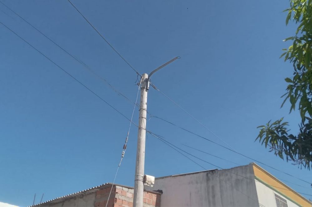 Residentes de Gaira aseguran que la falta de iluminación en calles y carreras aumenta la percepción de inseguridad y afecta la movilidad de los habitantes durante las noches. Foto cortesía 