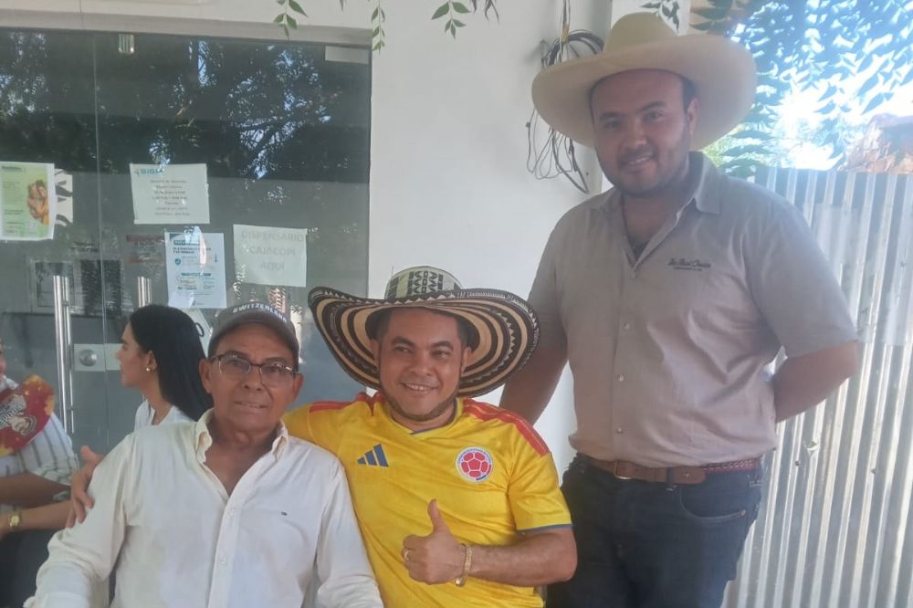El joven empresario Luis Antonio Ruiz Garrido, dirigió la campaña de Abelardo De la Espriella en Nueva Granada, y se perfila como el futuro candidato a la alcaldía de ese municipio. A su lado su papá Antonio María Ruiz Ariza y su primo Manuel Francisco Ariza Roncallo.
