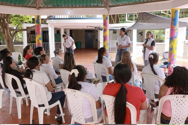 La capacitación incluyó recomendaciones para el manejo del estrés y la ansiedad, además de espacios de diálogo enfocados en fortalecer el bienestar personal y familiar de las participantes. Foto: Alcaldía de Ariguaní.
