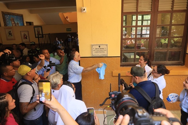 El alcalde Carlos Pinedo Cuello encabezó la entrega oficial de las obras en la Institución Educativa Normal Superior María Auxiliadora. Foto derechos reservados EL INFORMADOR 