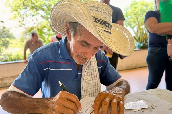 Imagen de referencia de un adulto mayor en medio de una jornada de formalización de predios en el Magdalena. Foto ANT