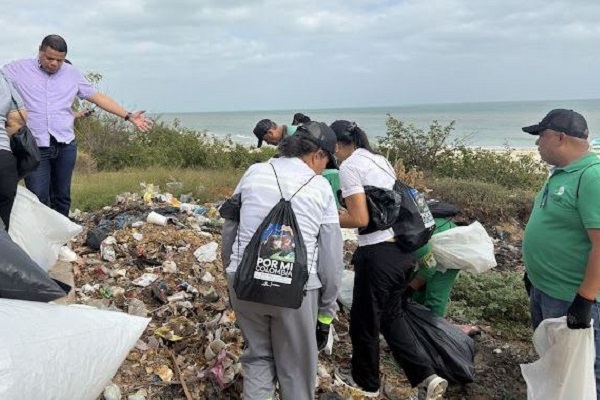 Participantes de la iniciativa “Deja una Huella Positiva” realizaron labores de limpieza y clasificación de residuos en el sector de Marbella. Foto La Guajira Hoy 