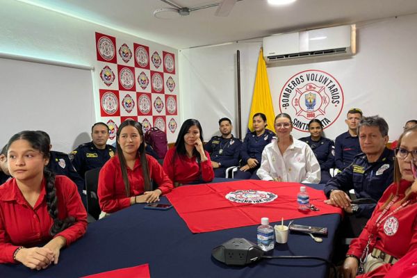 Personal operativo y administrativo del Cuerpo de Bomberos Voluntarios de Santa Marta recibió capacitación en prevención y atención de violencias basadas en género, como parte de la estrategia distrital “Me Muevo Segura”. Foto Alcaldía 