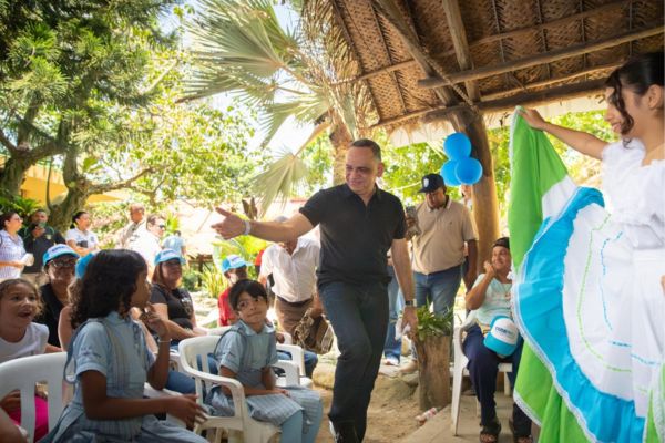 El alcalde Carlos Pinedo Cuello entregará el programa Huertas y Viveros del Quinto Centenario en Guachaca y dotará con 200 pupitres a la IED de Palominito para fortalecer el desarrollo rural y la educación. Foto Archivo 