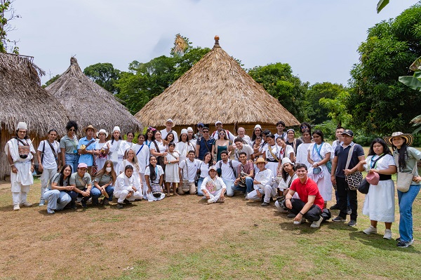 La comunidad de Kutunsama y el Rector acompañado de las autoridades tradicionales del pueblo Arhuaco, líderes espirituales, Gunter Pauli, estudiantes y directivos de la universidad. Foto Unimagdalena 