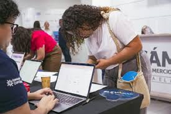 Estudiantes samarios participaron en una jornada de formación liderada por la Cámara de Comercio, enfocada en emprendimiento, innovación y liderazgo juvenil. Foto CamComercio 