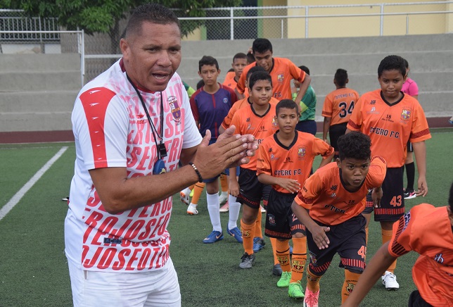  Santa Fe, Nacional y Junior, fueron tres grandes clubes que se interesaron en él, pero la lesión acabó con esos sueños.