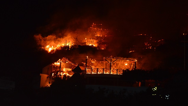 La conflagración que se extendió por varias horas destruyó por completo las 44 cabañas Hotel Jaba Nibue construidas en las faldas del cerro ubicado en sectores de Playa Grande en Taganga, área rural de Santa Marta.