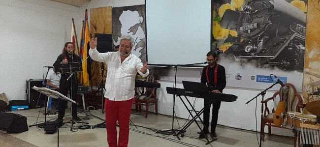 Manuel Eduardo Vega realizó una muestra de música y cultura ante el público cataquero. 