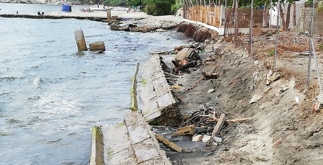 La emergencia que hoy vive el balneario de Playa Salguero, tras el grave fenómeno de erosión costera, tiene atemorizados tanto a residentes como visitantes, pues constantemente amenaza con llevarse todo a su paso. 