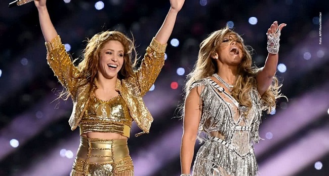 Las cantantes Shakira y Jennifer López brillaron en el medio tiempo del Super Bowl.
