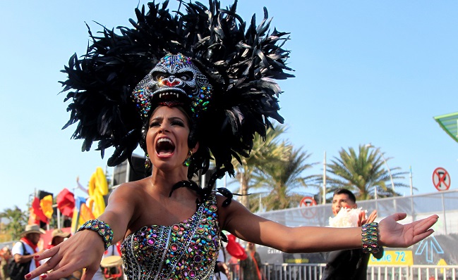 La reina del carnaval, Isabella Chams, desfiló en la Gran Parada de Tradición durante el segundo día del Carnaval de Barranquilla,  y ratifico el apoyo de los barranquilleros a su fiesta y a su reina.