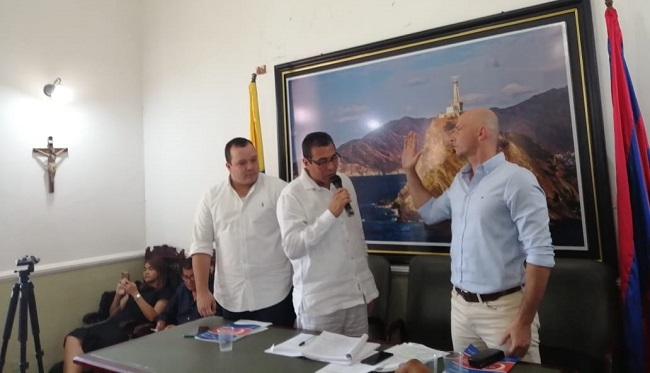 El nuevo contralor realizó el juramento ante la mesa directiva de la Asamblea Departamental del Magdalena.
