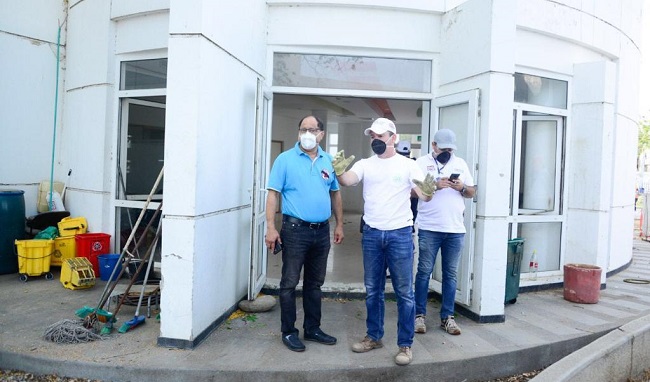 Más de 50 operarios de Essmar participaron en las labores de limpieza realizadas en la Clínica Saludcoop.