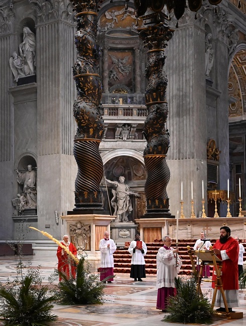 En esta ceremonia que dio inicio a la Semana Santa, el Papa Francisco caminó de la sacristía hasta el altar de la cátedra en donde se llevó a cabo el tradicional rito del Domingo de Ramos