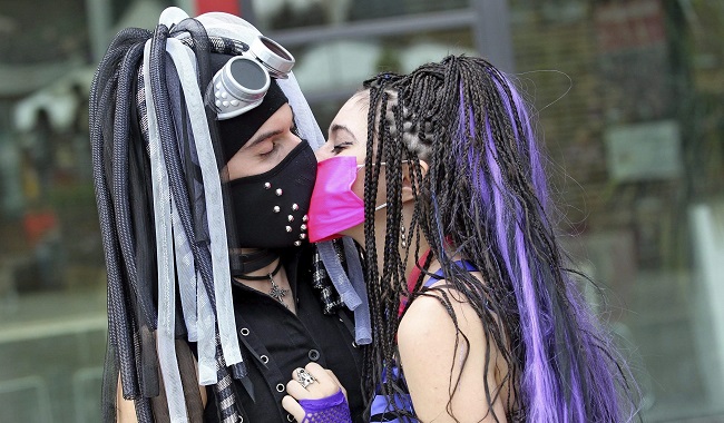 Dos jóvenes se besan durante el Leipzig, (Alemania). EFE/Jan Woitas