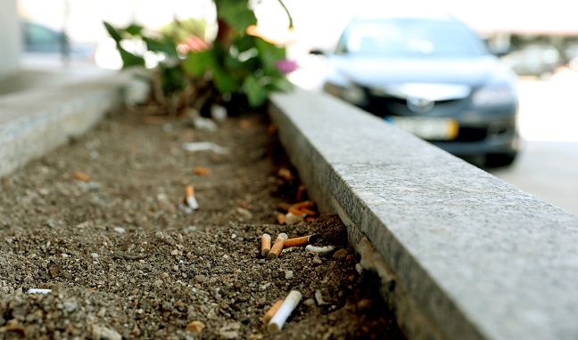 Las colillas de cigarrillos son uno de los residuos más encontrados en el campo y la playa. EFE.