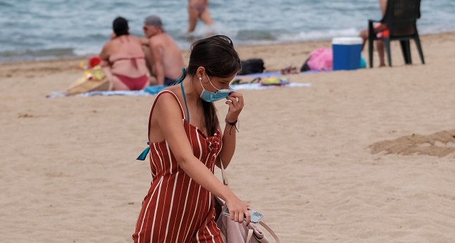 Una joven abandona la playa de Las Canteras, en Las Palmas de Gran Canaria  en esta etapa de coronavirus. 