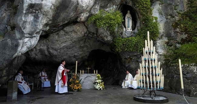 El Papa Francisco ha proclamado una Indulgencia Plenaria para la Experiencia de un Peregrinaje Virtual a Lourdes durante la pandemia y que sea transmitido por TV o en Vivo .
