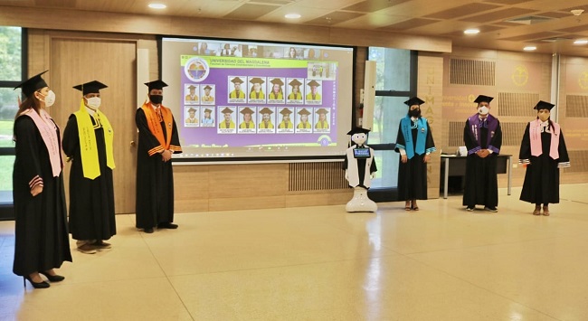 El Vicerrector Académico en representación del Rector Pablo Vera Salazar, entregó a los 421 ciudadanos su diploma de grado de forma simbólica a través de Lied (Robot humanoide del Equipo Sinfonía de Unimagdalena Bancolombia).