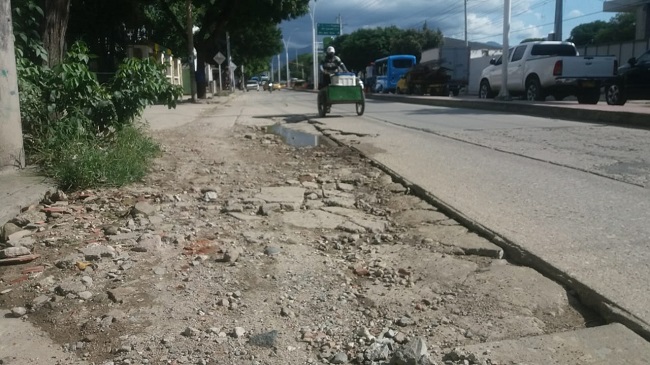 En la avenida del Libertador frente al colegio San Luis Beltrán, es evidente el deterioro del pavimento.