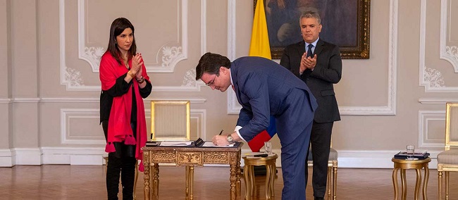 En la firma del convenio estuvieron el Presidente Iván Duque, el presidente de Asobancaria, Santiago Castro y la ministra de Educación, María Victoria Angulo González.