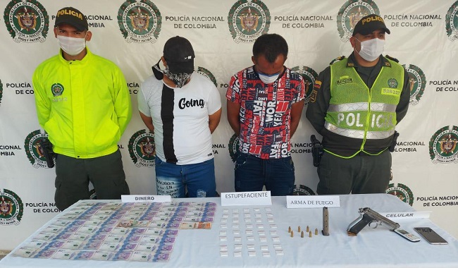Fredy Enrique Hernández García, alias ‘El Cabezón’ y Albenis José Bonet López, alias ‘El Viejo’, capturados por la Policía Metropolitana de Santa Marta.
