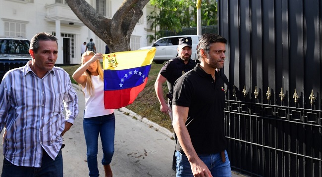 Leopoldo López fue arrestado en 2014 y sentenciado a 14 años de cárcel, acusado de liderar los actos violentos en las marchas antigubernamentales que se llevaron a cabo ese año.