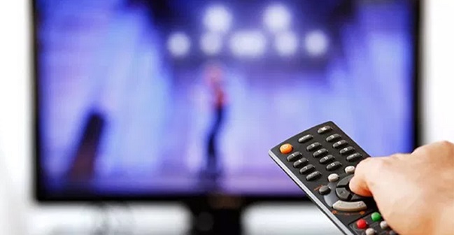 La televisión llegó en 1927 a Inglaterra, gracias a la primera emisión que la BBC dirigió en el país.