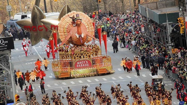 La ruta del desfile de Manhattan se reducirá a solo unas pocas cuadras de globos gigantes, carrozas festivas y artistas. Parte del desfile se grabará previamente para la transmisión televisiva. 