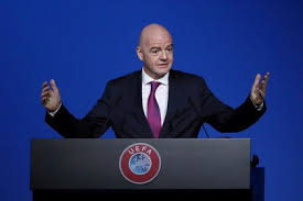 Infantino recordó que desde la FIFA se está tratando esta cuestión y puso por ejemplo la decisión de la International Board de permitir cinco cambios en lugar de tres.