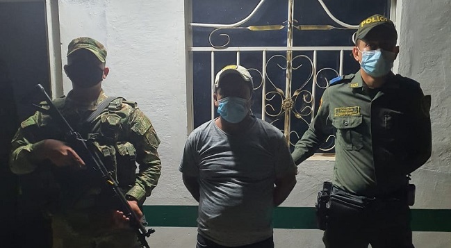Egledith Alonso Sánchez Cortez, detenido por la Policía y tropas del Ejército con un revólver 38 ilegal.