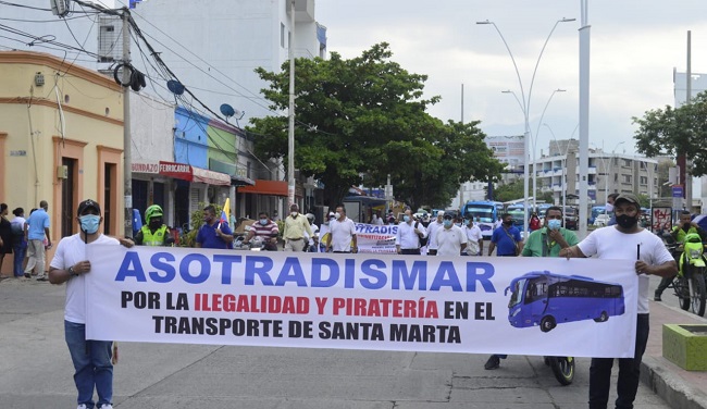 Durante una protesta pacífica convocada el día de ayer por los propietarios y conductores del transporte público, marcharon por las principales vías de Santa Marta