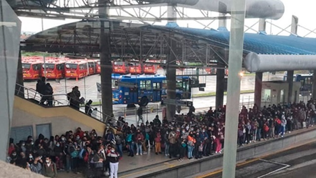 En la mañana de ayer se registraron aglomeraciones de personas en algunas estaciones de Transmilenio de Bogotá.