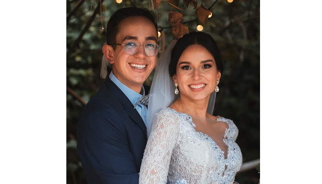 Mateo Beltrán Motta y Gabriela Londoño Sánchez, después de la ceremonia de matrimonio.