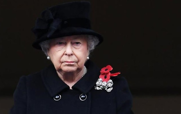 La reina, de 94 años, presidió en Windsor una ceremonia con el conde William Peel