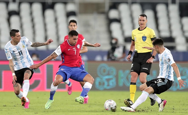 El jugo entre Argentina y Chile correspondiente a la primera jornada del Grupo A de la Copa América jugado en Río de Janeiro cerró con una anotación para cada equipo.