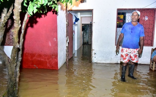 En la zona afectada en Fundación se coordinará la intervención con maquinaria amarilla, así como también se entregaron 1.000 sacos para atender la emergencia.