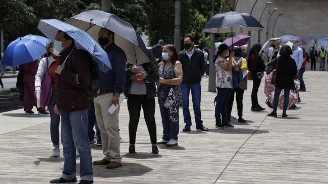 La vacunación masiva es la única forma de prevenir un eventual cuarto pico de la pandemia.