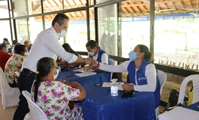 En el evento estuvo el director general de la Unidad para las Víctimas, Ramón Rodríguez Andrade, quien compartió junto a los beneficiados.