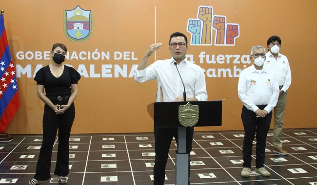 El gobernador del Magdalena, Carlos Caicedo Omar, en rueda de prensa luego de su retorno al país.