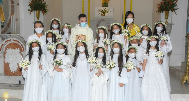 Un grupo de niñas de la Escuela Normal Superior María Auxiliadora recibió por primera vez el cuerpo y sangre de Cristo a través del sacramento de La Eucaristía.